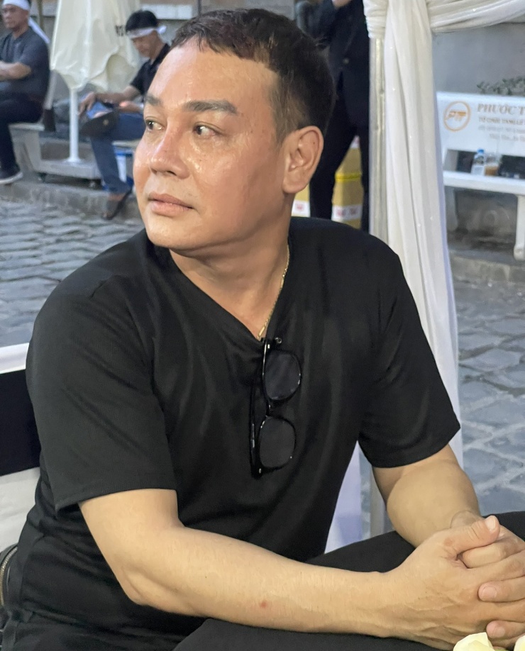 Diễn viên Minh Dũng góp mặt trong dàn nghệ sĩ viếng mẹ Đại Nghĩa ngày đầu tiên.