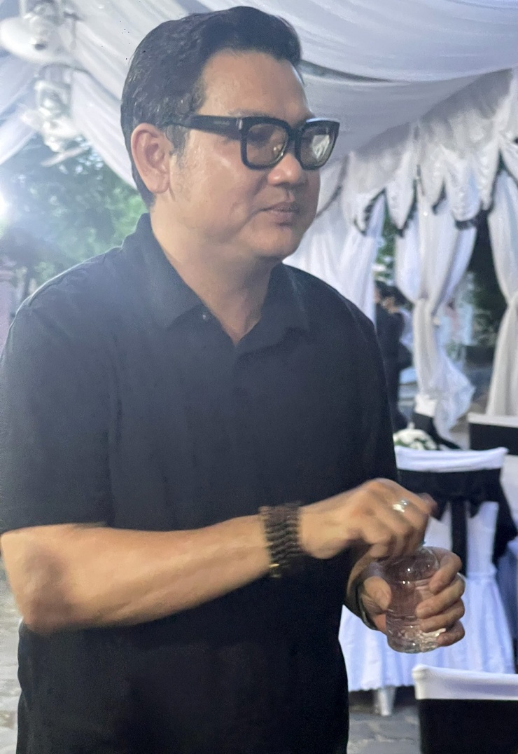 Đạo diễn Trung Võ túc trực tại đám tang bà Phương - người anh xem như mẹ ruột - cùng Đại Nghĩa lo hậu sự cho mẹ.