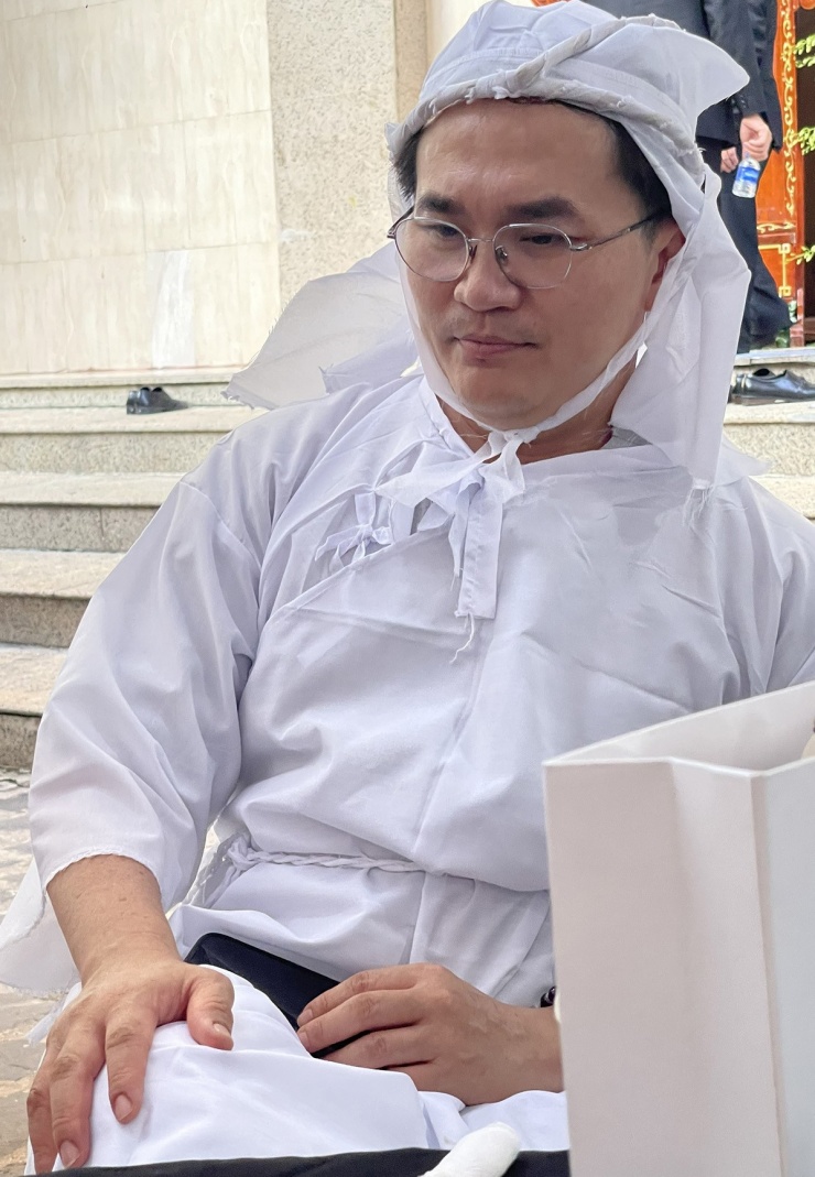 Đại Nghĩa cho biết mẹ anh mất đột ngột, trước đó không có dấu hiệu bất ổn về sức khỏe. MC đau buồn nhưng tự động viên rằng mẹ ra đi thanh thản vào đúng ngày đầu tiên của mùa Phật đản.