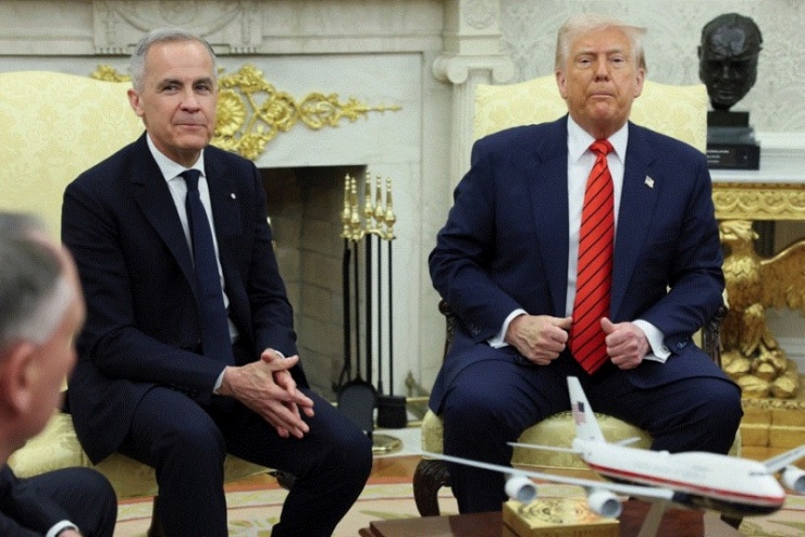 Thủ tướng Canada Mark Carney (trái) và Tổng thống Mỹ Donald Trump trước thềm cuộc gặp riêng tại Nhà Trắng. Ảnh Reuters.&nbsp;