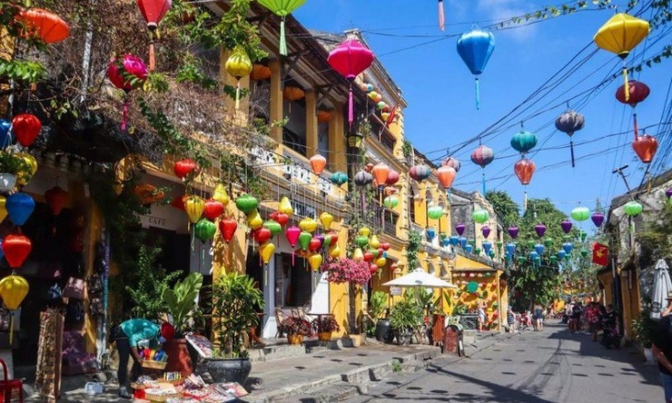 Mô tả về Hội An, tạp chí nhắc đến những chiếc đèn lồng bằng lụa đung đưa bên ngoài nhà hàng, tô điểm cho dãy tường màu vàng bên thị trấn cổ. Ảnh dulich