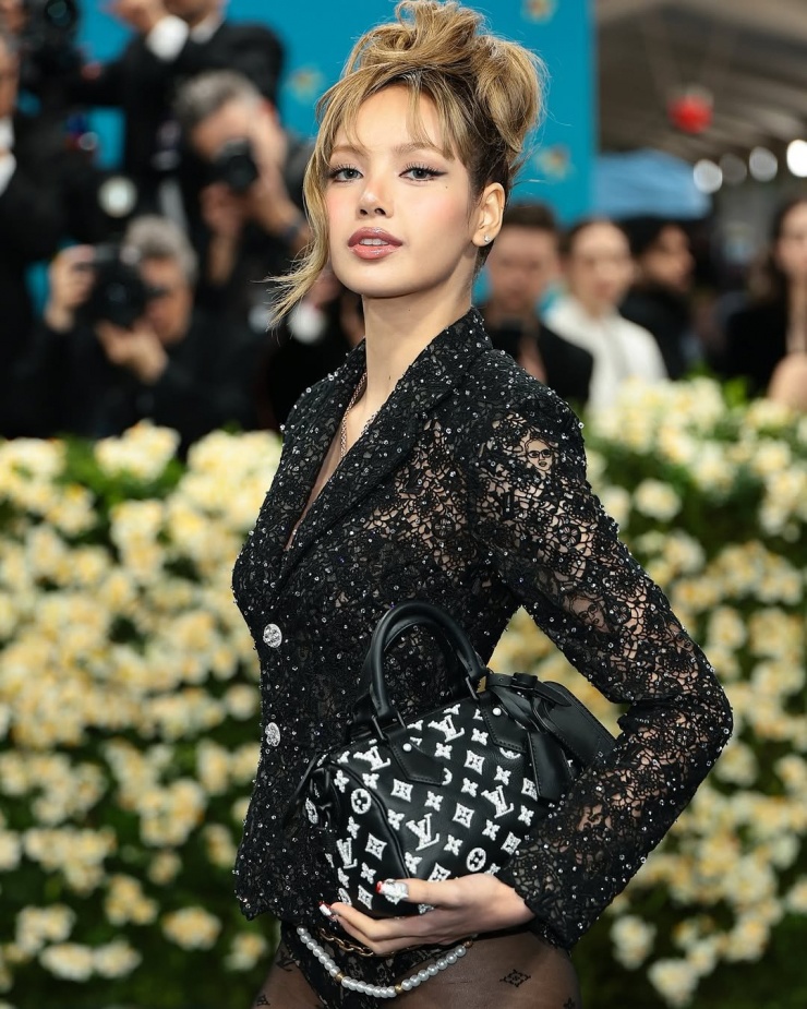 Trong lúc dư luận đang "soi" trang phục được cho là thiếu tinh tế của Lisa, Vogue đã tung đoạn clip hậu trường dài 5 phút ghi lại quá trình thử đồ&nbsp;lần cuối cùng của nữ ca sĩ với sự xuất hiện của Giám đốc sáng tạo Pharrell Williams.&nbsp;
