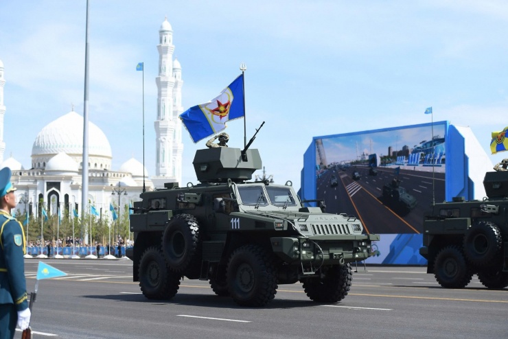 Lực lượng vũ trang Kazakhstan trình diễn các phương tiện, khí tài quân sự. Ảnh: Minh Nhật