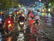 Nhiều đường ở TP HCM ngập sâu trong mưa đầu mùa