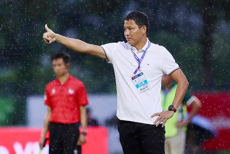 HLV Anh Đức ngồi ghế nóng, làm thầy Tiến Linh ở CLB Bình Dương