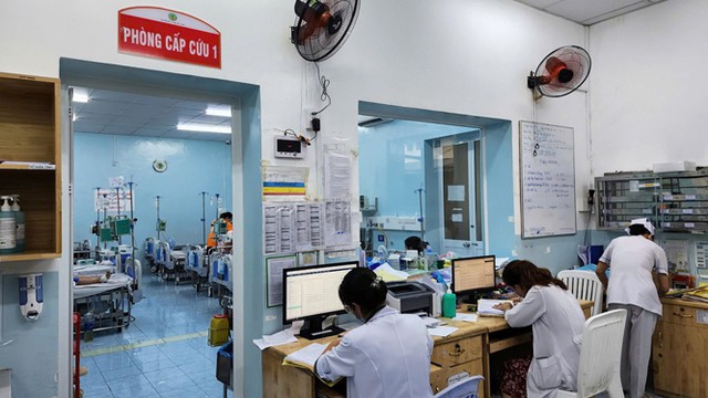 Bác sĩ cấp cứu là nơi chịu nhiều áp lực. Trong ảnh: Trực cấp cứu tại Bệnh viện Nhi Đồng 2, TP HCM. Ảnh: LIÊN ANH