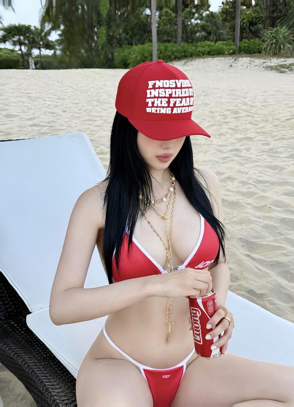 Ngay lập tức những bức ảnh trong bộ bikini đỏ mới được Tâm Tít đăng tải nhận về sự chú ý lớn của netizen.