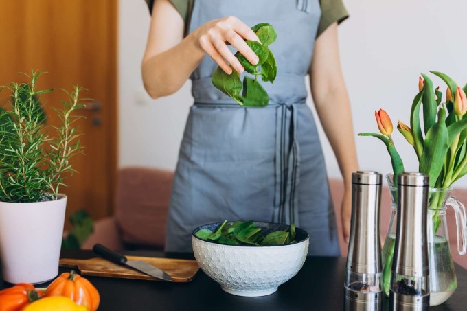 Trái cây và rau quả, đặc biệt là những loại có màu cam và xanh lá cây đậm, rất giàu tiền chất của vitamin A, hỗ trợ ngừa nếp nhăn da, giúp làn da khỏe đẹp.