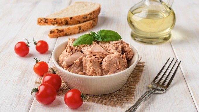 Cá ngừ không chỉ chứa vitamin A mà còn giàu chất béo tốt, lý tưởng cho làn da và sức khỏe.