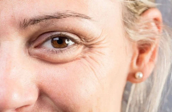 Retinol giúp kích thích tái tạo tế bào da mới, từ đó giảm chảy xệ, lão hóa.