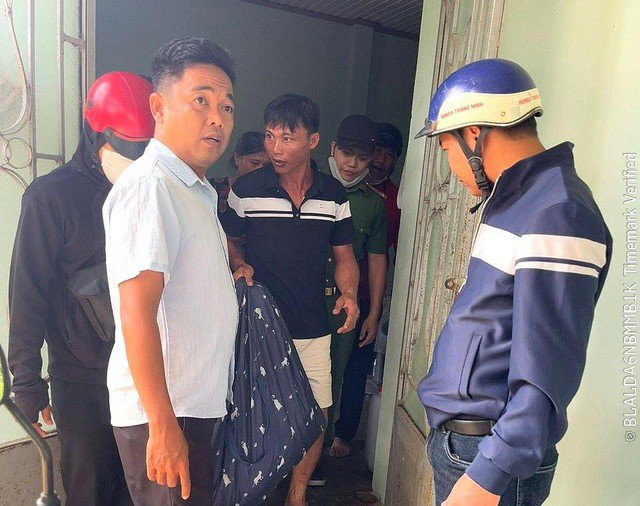 Đối tượng Phi (thứ 3 từ trái qua)