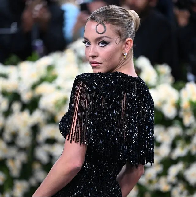 Sydney Sweeney thể hiện sự quyến rũ và nữ tính cùng những lọn tóc xoăn trước trán.