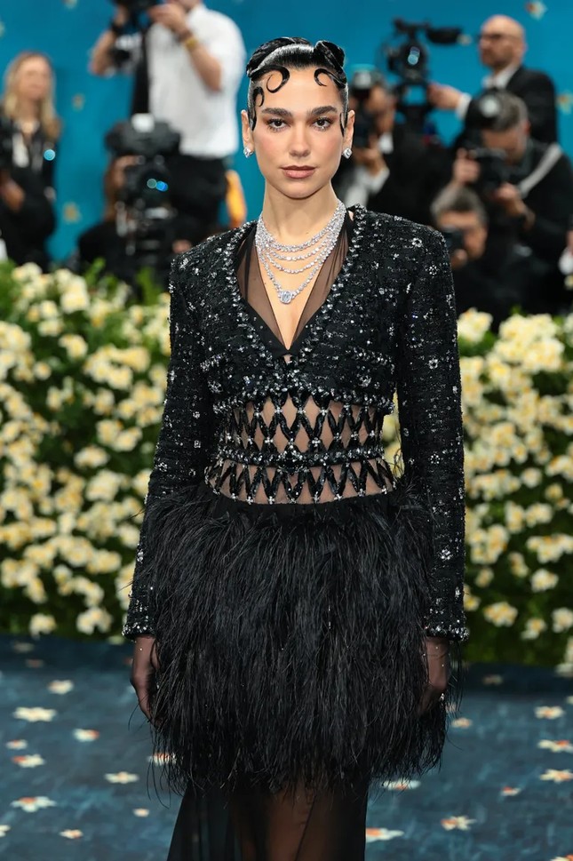 Dua Lipa với tạo hình "hoàn thành xuất sắc đề bài đưa ra" trên thảm đỏ năm nay.