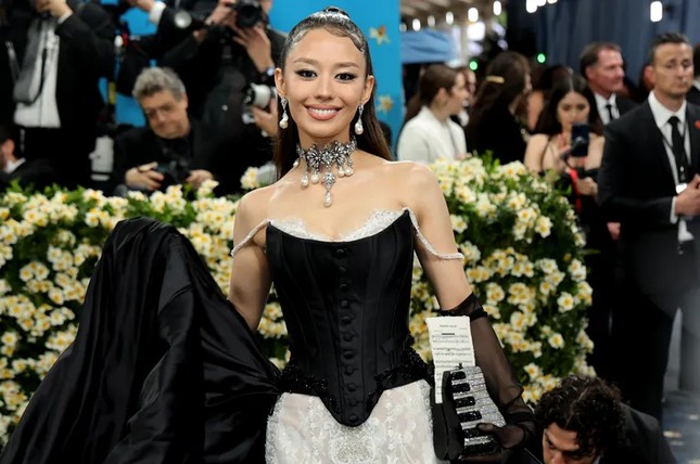 Gina Alice Redlinger xuất hiện trong tạo hình cổ điển, kiểu tóc retro và chiếc đầm sang trọng.