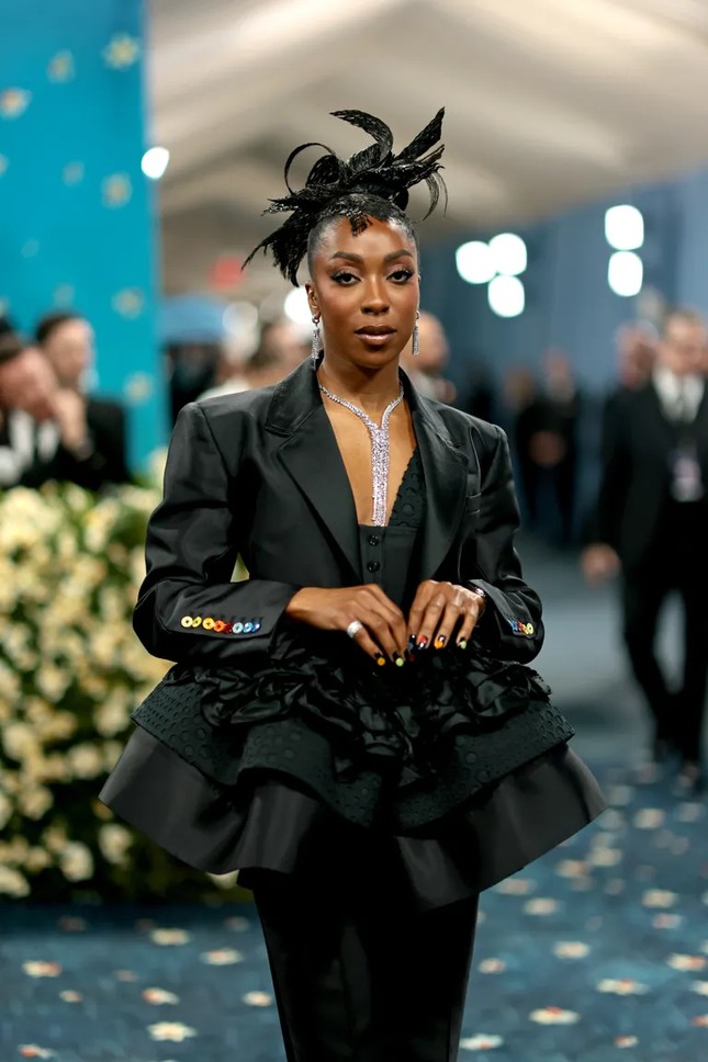 Những kiểu tóc ấn tượng nhất Met Gala 2025: Jennie, Dua Lipa "đánh bùa mê" - 14