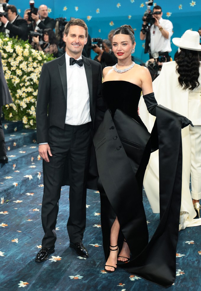 Người mẫu 42 tuổi khoe nhan sắc trẻ trung bên ông xã Evan Spiegel kém cô 7 tuổi. Tỷ phú công nghệ 35 tuổi mặc suit kiểu cổ điển, xuất hiện rạng rỡ. Vợ chồng Miranda được khen có phong cách thanh lịch và đẹp đôi tại sự kiện được ví như 'Oscar thời trang'.