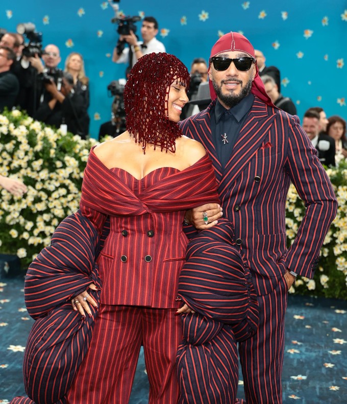 Ca sĩ Alicia Keys và ông xã Swizz Beatz mặc suit kẻ sọc sắc màu nổi bật.