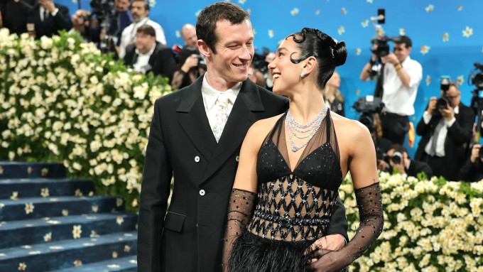 ca sĩ Dua Lipa diện váy lưới khoe dáng bên vị hôn phu Callum Turner.