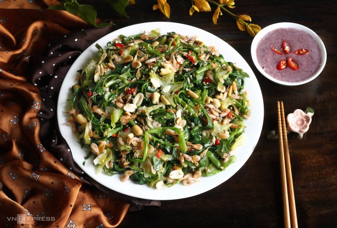 Nộm rau muống tôm đồng.