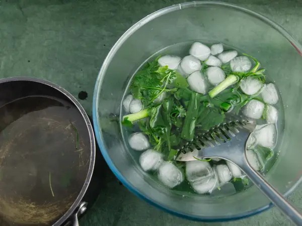 Cho muối vào rau luộc cả nước sôi lẫn nước đá để xanh, ngon hơn. Ảnh: BI