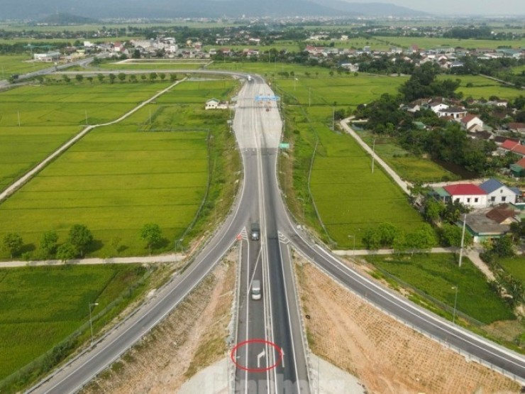 Tài xế lúng túng vì vạch kẻ đường, biển báo ‘dễ nhầm’ trên cao tốc qua Hà Tĩnh