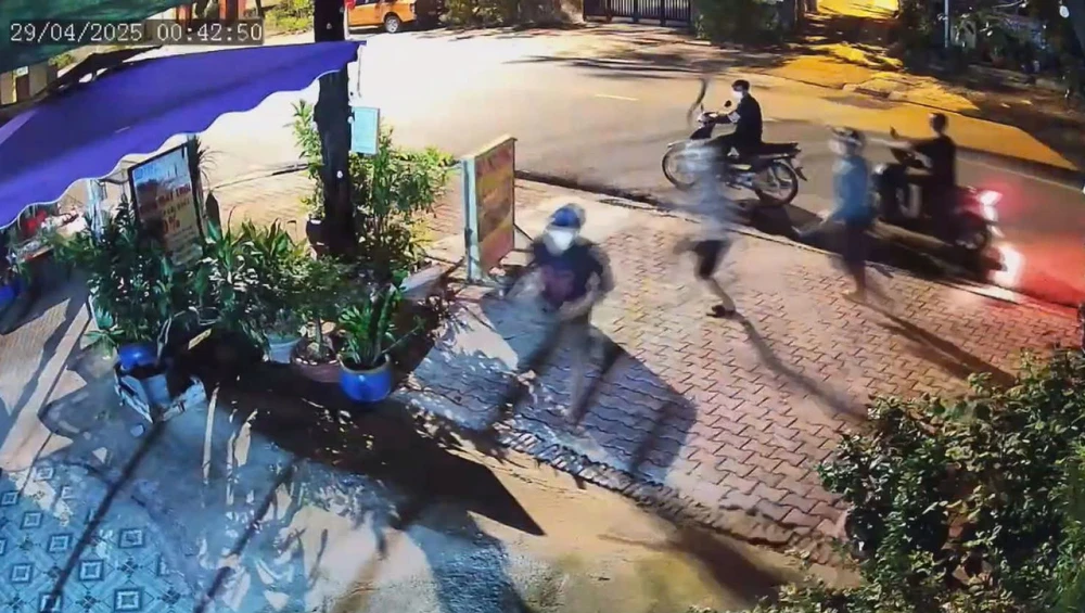 Camera ghi lại cảnh nhóm thanh niên đập phá quán ăn.
