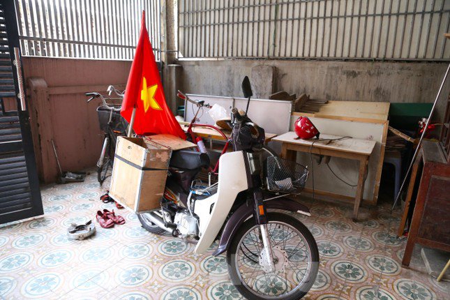 Chiếc xe máy cùng lá cờ Tổ quốc là bạn đồng m88 m thể thao của ông Thanh.