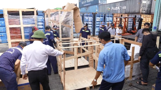 Cơ quan chức năng kiểm tra lô hàng