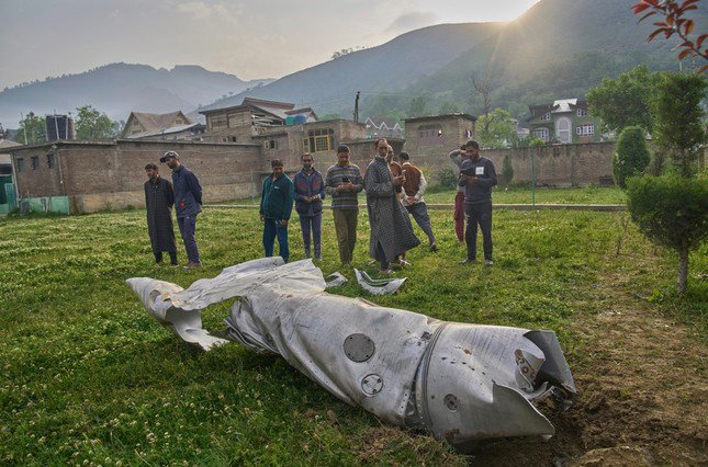 Mảnh vỡ máy bay rơi xuống huyện Pulwama, thuộc vùng Kashmir do Ấn Độ kiểm soát ngày 7/5. (Ảnh: AP)