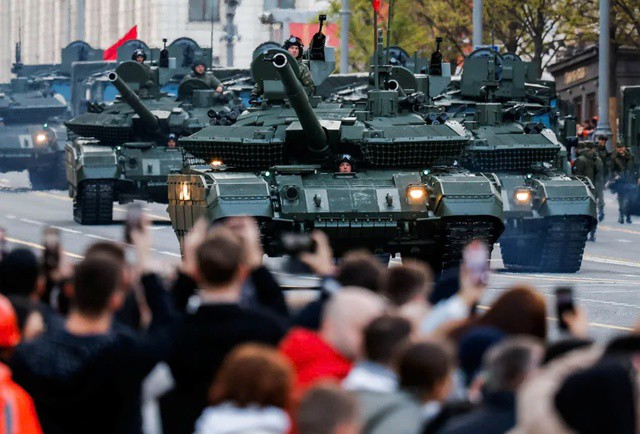 Xe tăng Nga di chuyển dọc theo một con phố ở Moscow vào ngày diễn tập cho lễ duyệt binh Ngày Chiến thắng tại Moscow, ngày 9/5. (Nguồn: Reuters)