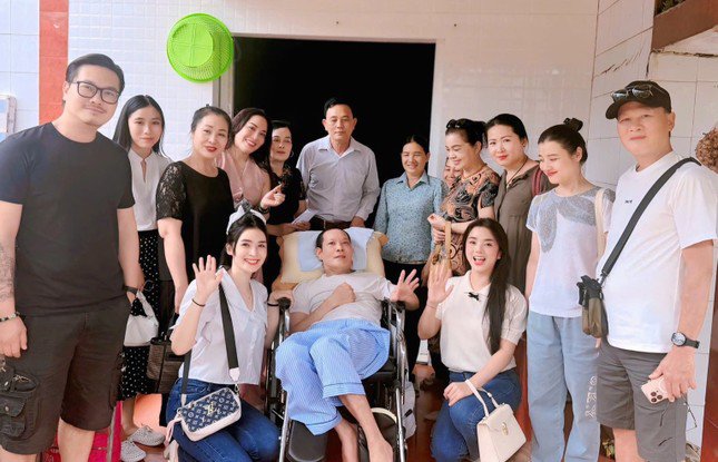 Đồng nghiệp thăm diễn viên Thái Hòa sáng 7/5.