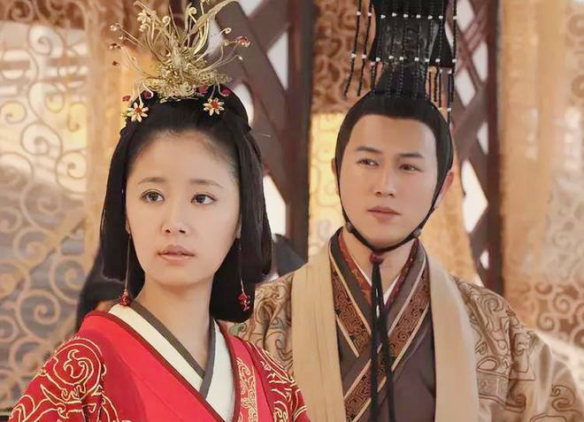 Sau khi rời TVB, Trần Kiện Phong lấn sân sang thị trường Đại lục và gây ấn tượng với phim "Mỹ nhân tâm kế" bên cạnh Lâm Tâm Như.