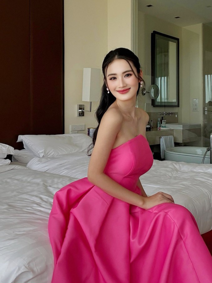 Ý Nhi tự trang điểm, hóa công chúa ngày đầu thi Miss World - 1