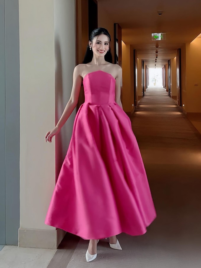 Ý Nhi tự trang điểm, hóa công chúa ngày đầu thi Miss World - 2