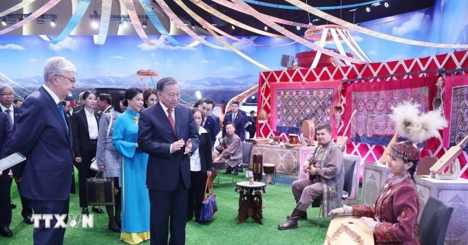 Tổng Bí thư Tô Lâm và phu nhân cùng Tổng thống Kazakhstan Kassym-Jomart Tokayev tham quan Làng Văn hóa Dân tộc ở thủ đô Astana ngày 7/5. Ảnh: TTXVN