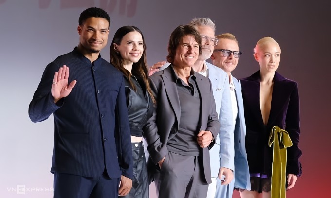 Êkíp phim "Mission: Impossible 8", từ trái qua: Diễn viên Greg Tarzan Davis, Hayley Atwell, Tom Cruise, đạo diễn Christopher McQuarrie, Simon Pegg và Pom Klementieff. Ảnh: Quế Chi