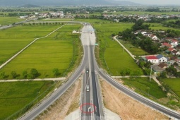 Tài xế lúng túng vì vạch kẻ đường, biển báo dễ nhầm trên cao tốc qua Hà Tĩnh