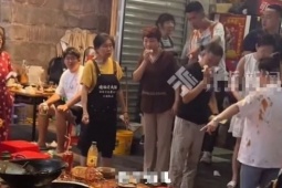 Mèo hoang rơi vào nồi lẩu đang sôi, chủ quán có cách xử lý bất ngờ