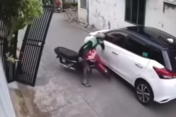 Clip: Thoát cánh cổng đè trong gang tấc, thanh niên có hành động đẹp đáng khen