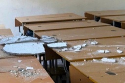 Hà Nội: Vữa trần lớp học rơi trúng học sinh, phụ huynh bất an