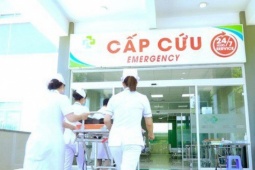 Bé gái đuối nước nguy kịch không có người thân được người đi đường đưa vào BV cấp cứu