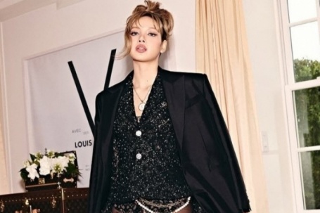 Lisa BlackPink nói về trang phục không quần táo bạo đang gây tranh cãi