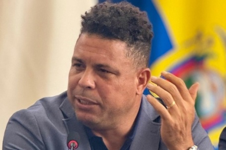 'Người ngoài hành tinh' Ronaldo loạng choạng rời nhà hàng