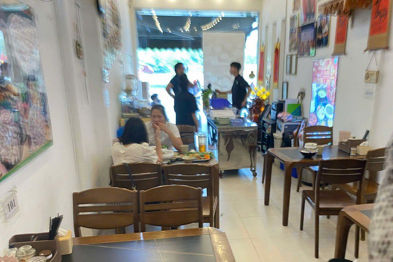 Cả không gian tầng 1 chỉ có duy nhất 2 khách dùng bữa.
