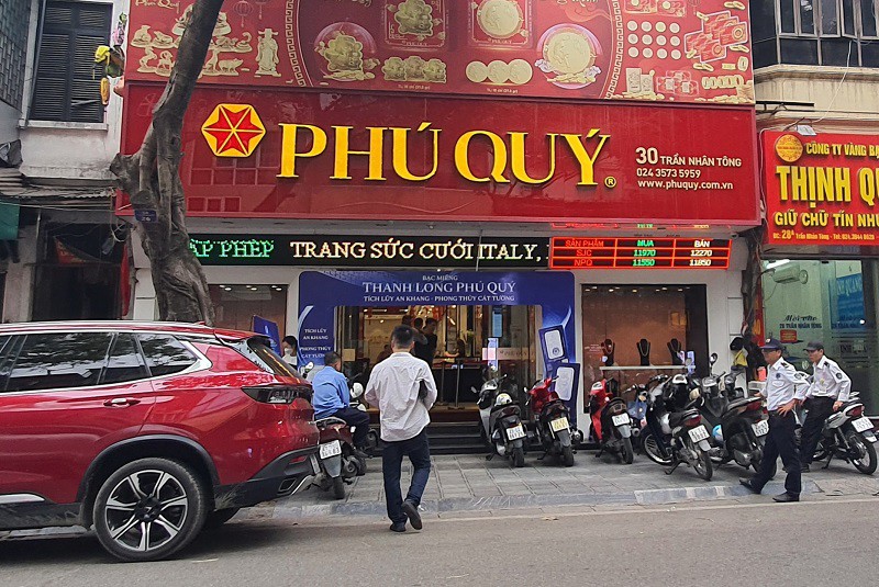 Chiều nay, Phú Quý điều chỉnh giảm giá vàng miếng SJC lên tới 2,6 triệu đồng/lượng ở chiều mua vào so với sáng qua.