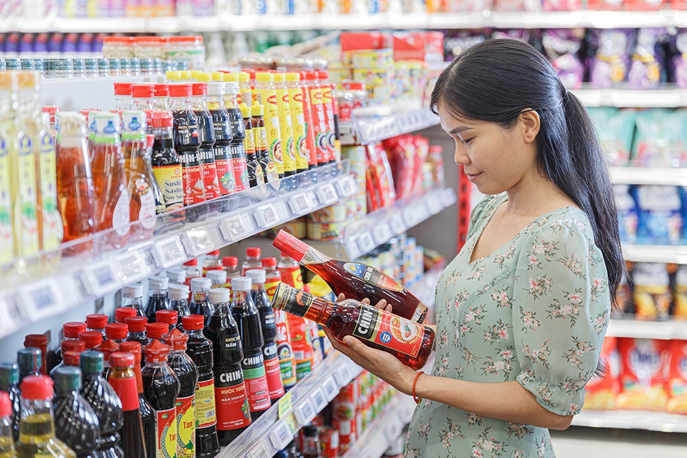 Người tiêu dùng mua sắm sản phẩm Masan Consumer