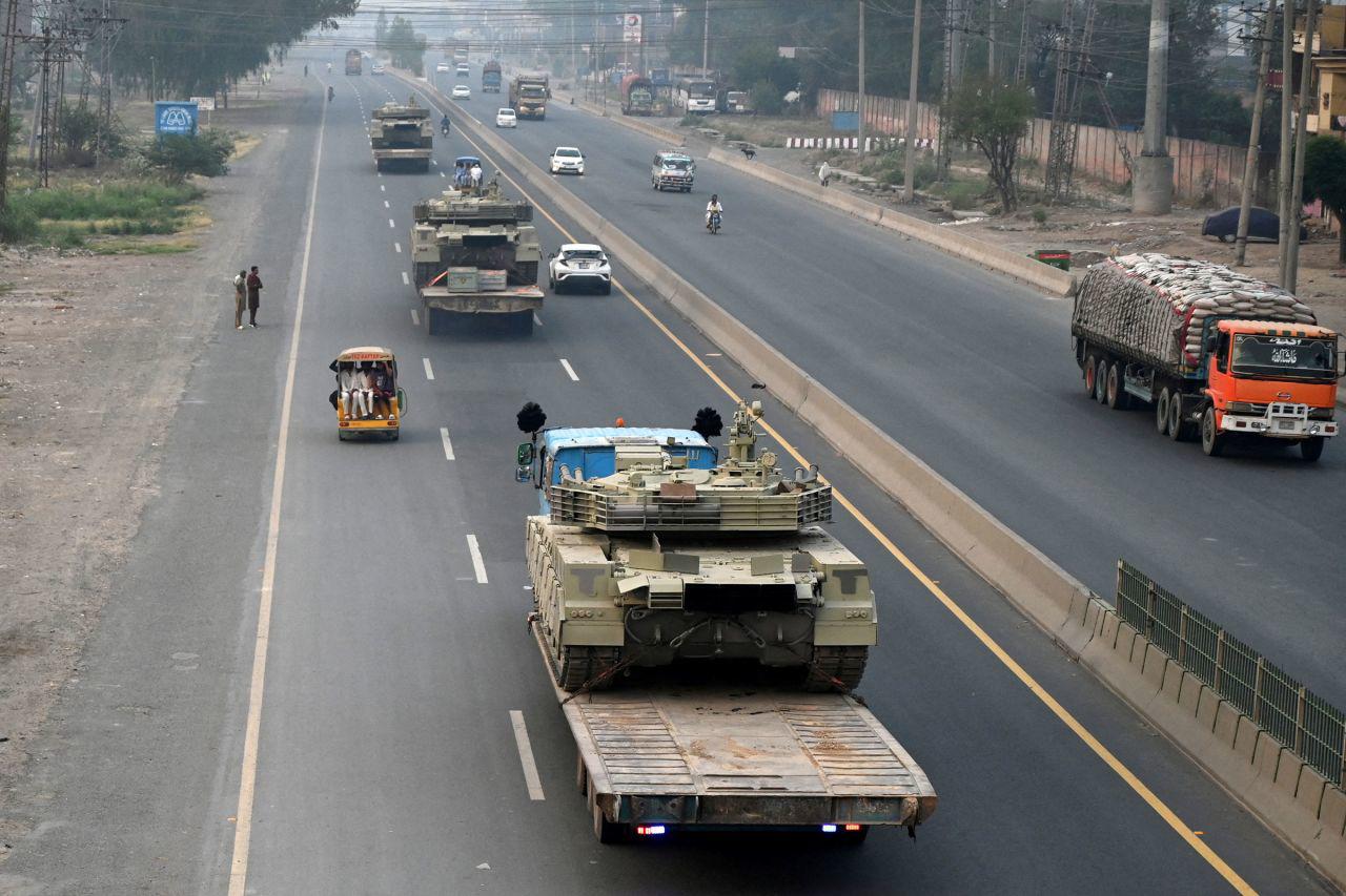 Xe tăng Pakistan di chuyển về hướng biên giới với Ấn Độ hôm 7/5 (ảnh: CNN)