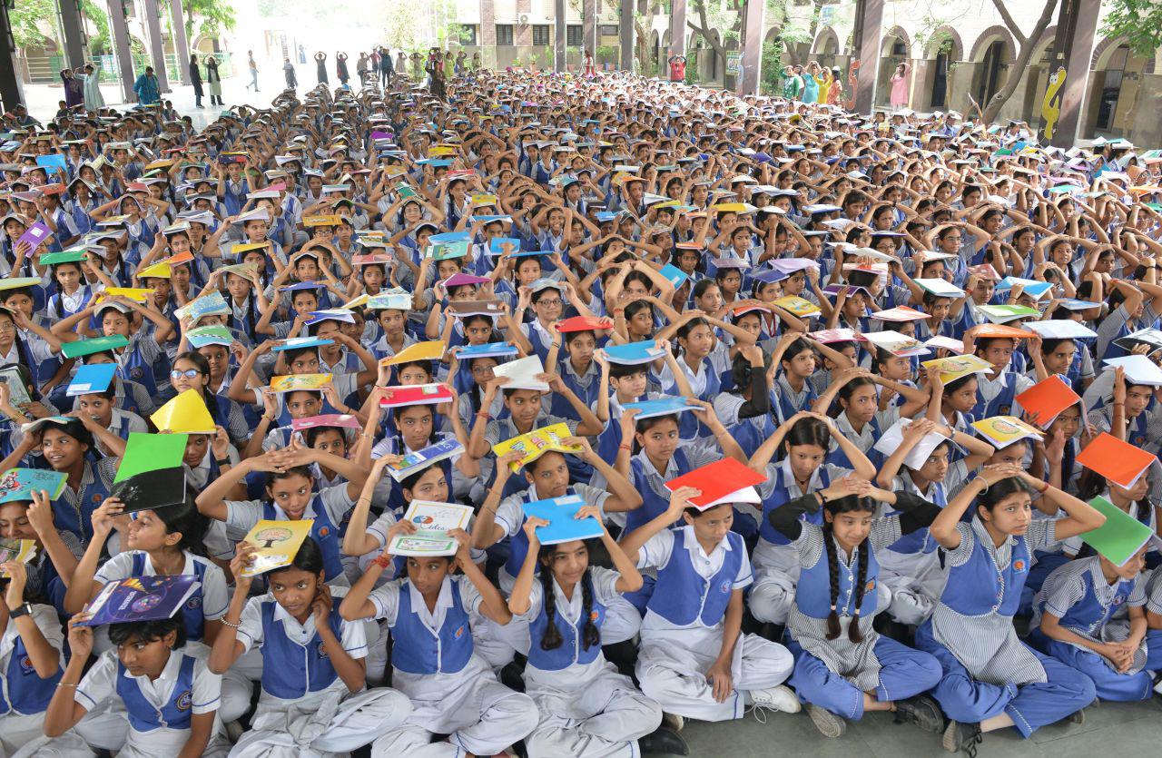 Học sinh diễn tập an ninh ở Ấn Độ (ảnh: CNN)