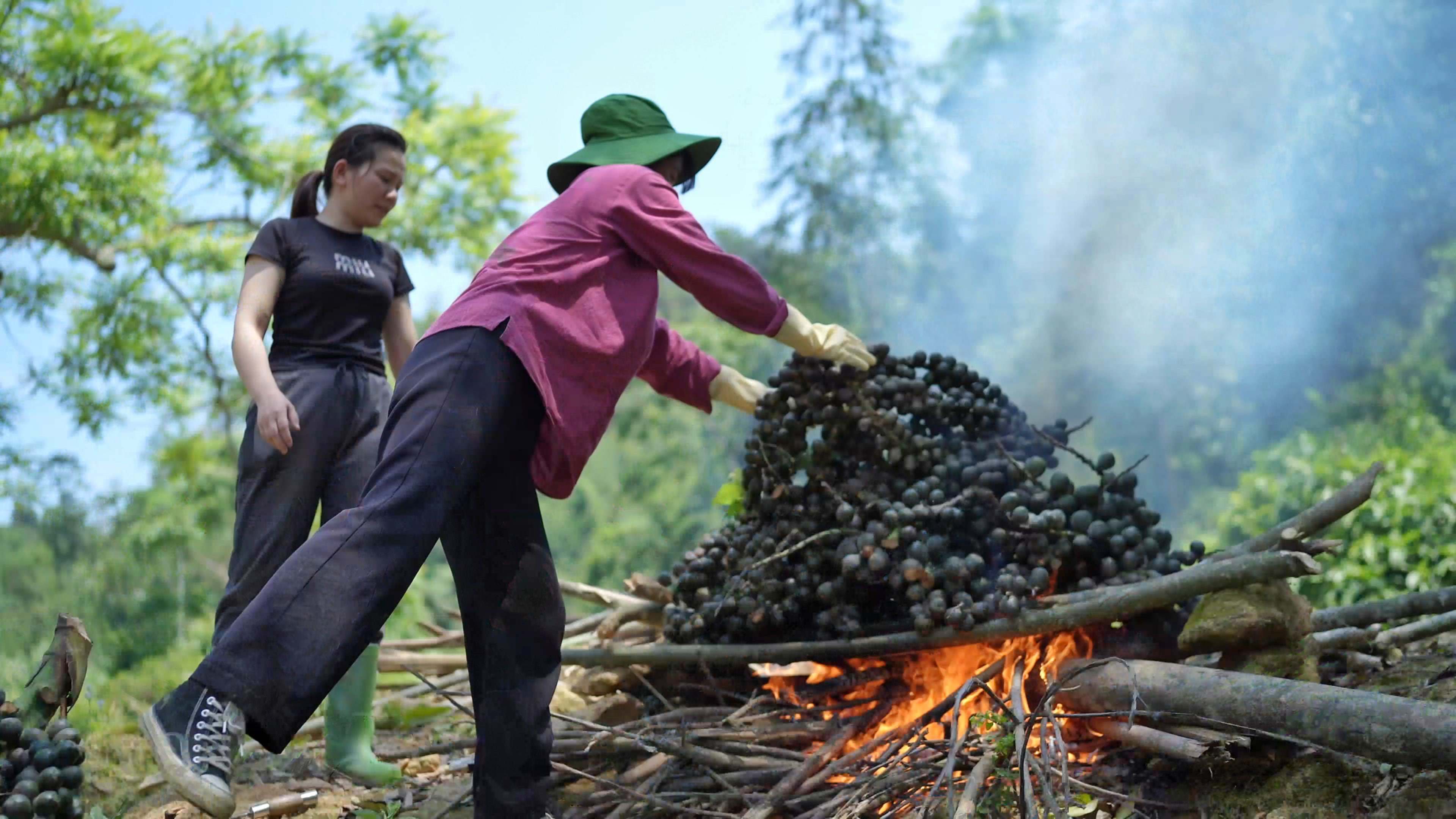 “Năm ngoái, tôi đi lấy đác. Do không kiểm tra kỹ nên chặt về cả buồng, đốt xong, tách hạt ra mới thấy quá già, không thể ăn nổi. Chân tay thì ngứa mà không được gì, mất công cả một ngày trời.
