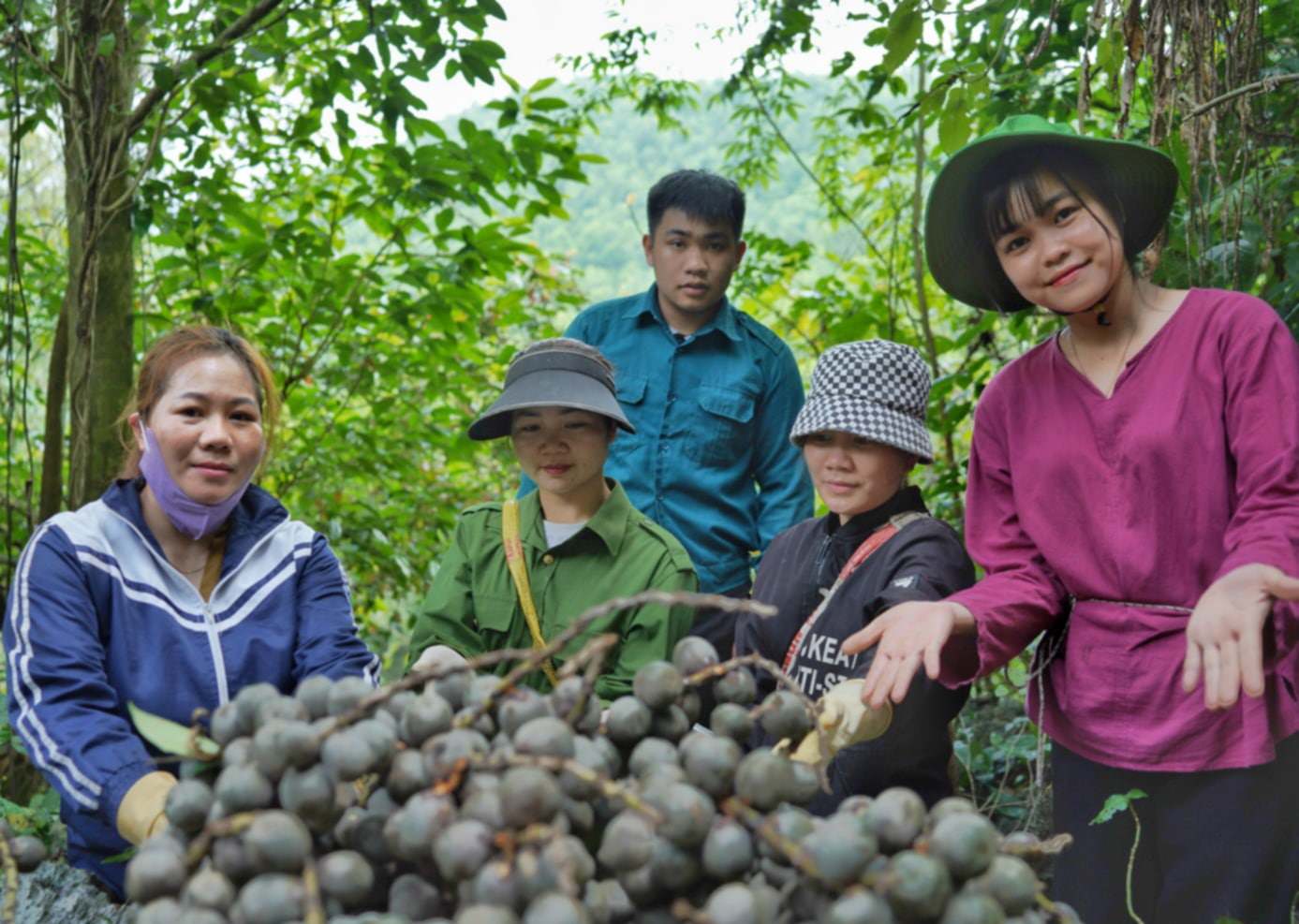 Hôm nay thì may mắn hơn, đội tôi 5 người làm từ 7 giờ sáng đến 11 giờ trưa được 9kg hạt đác”, chị Thuỷ nói.